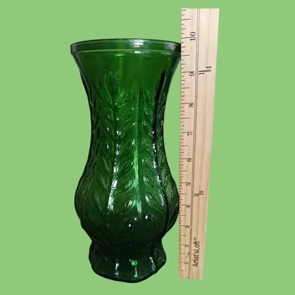 Vtg emerald green glass vase - Picture 5 of 6